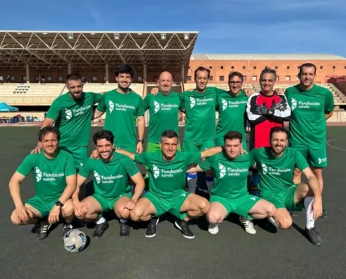 Fundación Sando ha vuelto a estar presente en el Torneo Solidario de Fútbol‑7 HRUM-Ibima Plataforma Bionand, una cita ya consolidada que une deporte, ciencia y compromiso social. La entidad ha participado con un equipo formado por profesionales del grupo, manteniendo así su presencia en las cuatro ediciones celebradas hasta la fecha para conseguir fondos para la investigación biomédica.